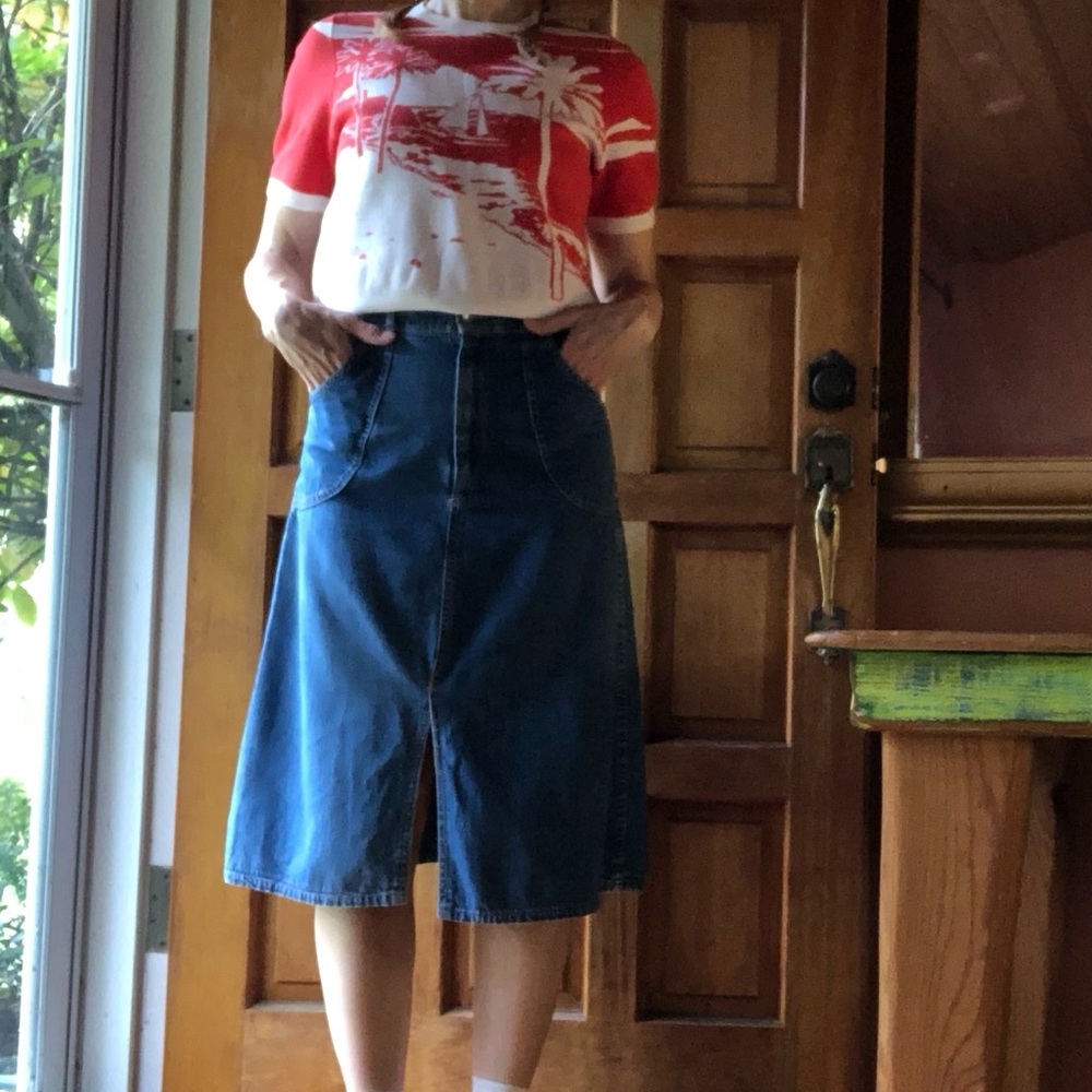 Vintage Unbranded Blue Denim Skirt (vintage Sz 11/12 fits like a modern Sz 4) - Picture 3 of 7